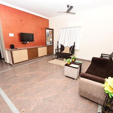 Sree Service Apartments Тирупати Екстериор снимка
