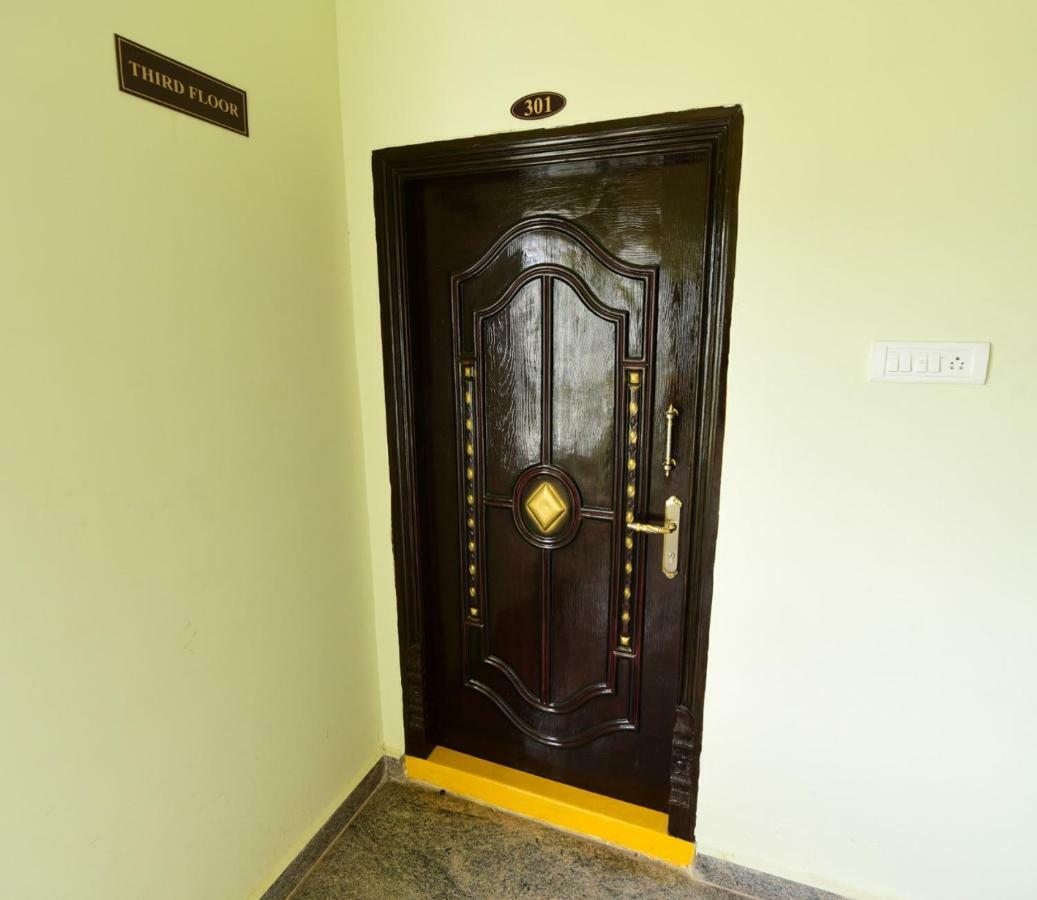 Sree Service Apartments Тирупати Екстериор снимка